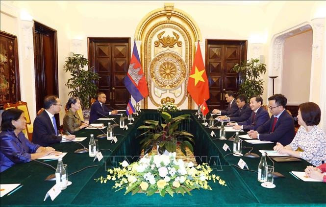 Phó Thủ tướng Chính phủ Lê Minh Khái hội đàm với Phó Thủ tướng Campuchia Men Sam An. (Ảnh: TTXVN) Đẩy mạnh kết nối kinh tế và hợp tác địa phương giữa Việt Nam và Campuchia -0
