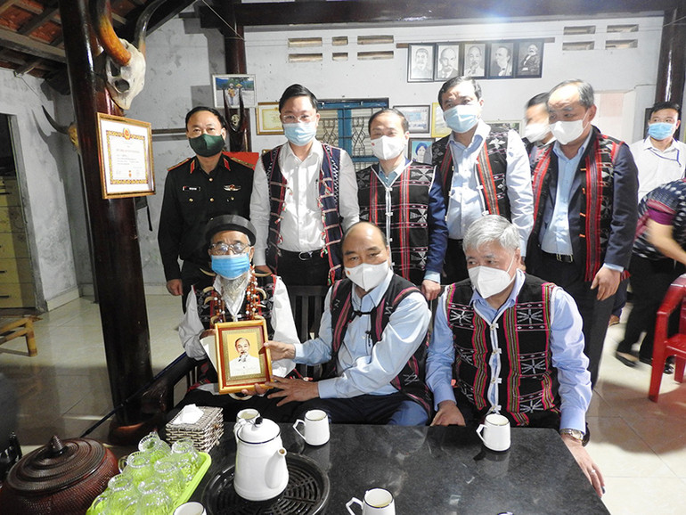 Cán bộ gần dân, lắng nghe dân, góp phần xây dựng Đảng, chính quyền vững mạnh -0