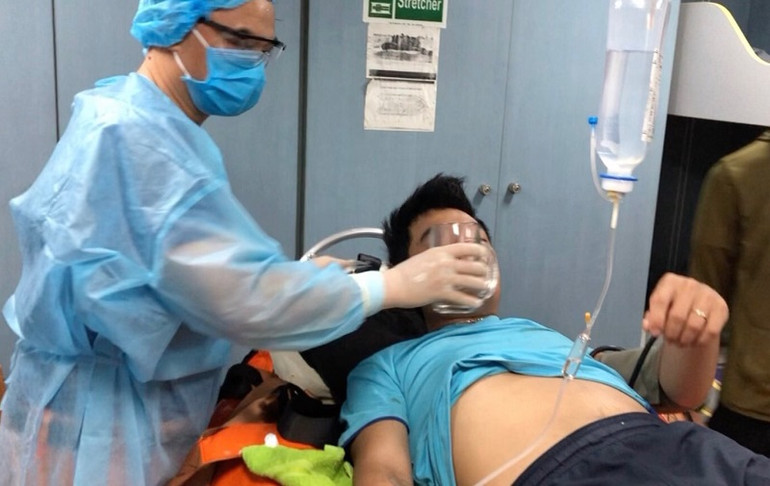 Ngư dân được vận chuyển về bờ an toàn. Cứu nạn một ngư dân tàu cá bị tai nạn trên biển -0