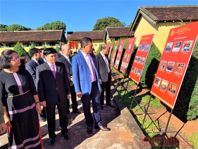 Dâng hương kỷ niệm 80 năm Ngày thành lập Đảng bộ tỉnh Đắk Lắk -0