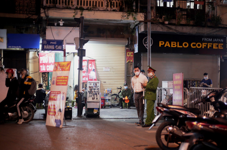 Phố đi bộ hồ Gươm vắng vẻ ngày đầu hoạt động trở lại -0