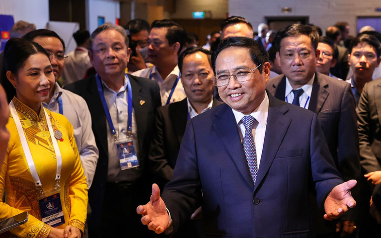 Thủ tướng Phạm Minh Chính trao đổi cùng các đại biểu. (Ảnh: baochinhphu.vn) Thủ tướng Phạm Minh Chính dự Diễn đàn Kinh tế Việt Nam lần thứ 4 -0