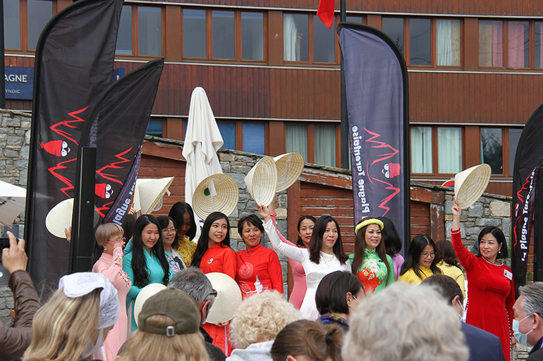 Những ấn tượng đẹp về Việt Nam tại vùng núi cao La Plagne ở Pháp -0