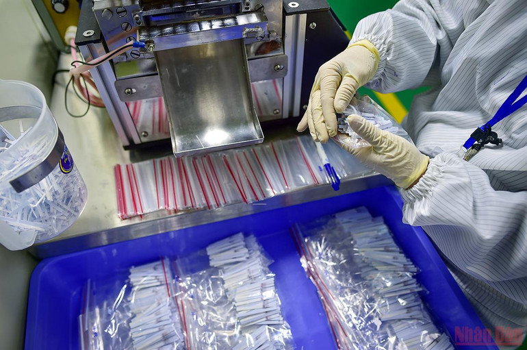 Cận cảnh quy trình sản xuất kit Test nhanh kháng nguyên SARS-CoV-2 “Made in Viet Nam” -0