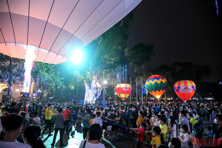 Người Hà Nội vui thích với Lễ hội khinh khí cầu -0