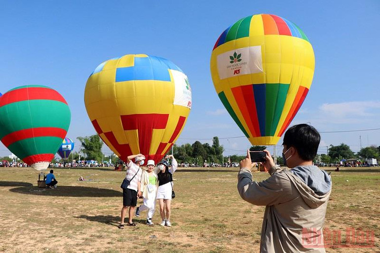 Kon Tum: Lần đầu tiên tổ chức lễ hội bay khinh khí cầu -0