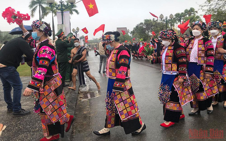 Đồng bào Lô Lô (Hà Giang) diễu hành tại Làng Văn hóa. 205 đồng bào các dân tộc tham gia Ngày Văn hóa các dân tộc Việt Nam năm 2022 -0