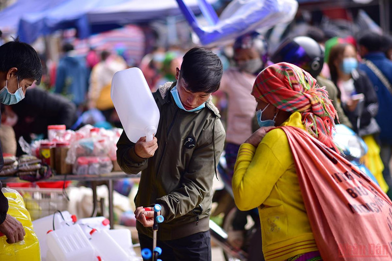 Độc đáo cảnh mẹ địu con đi chợ phiên Bắc Hà ngày giáp Tết -0