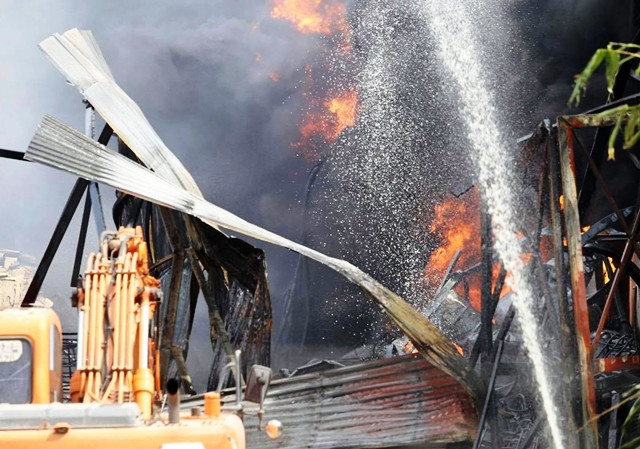 Dập tắt đám cháy kho hàng cảng Đức Giang -0