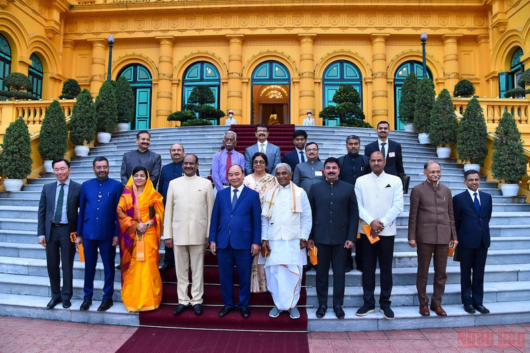 Chủ tịch nước Nguyễn Xuân Phúc tiếp Chủ tịch Hạ viện Cộng hòa Ấn Độ  -0
