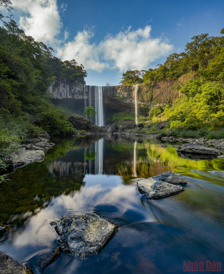 Vẻ đẹp kỳ vĩ thác Hang Én -1