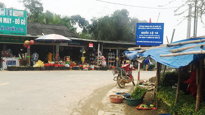 Dọc quốc lộ 16 đã hình thành những trung tâm thương mại, dịch vụ sầm uất. Mùa xuân mới miền viễn tây Nghệ An -0