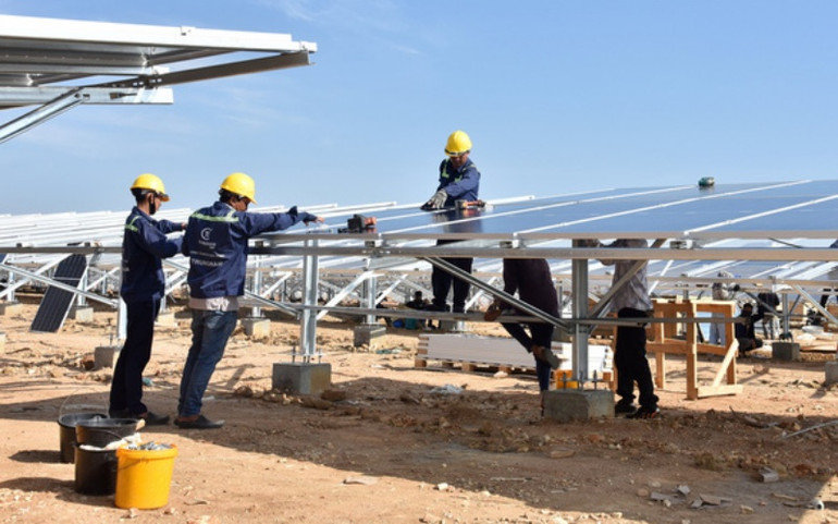 Công nhân thi công tại dự án điện mặt trời của Trung Nam Group tại tỉnh Ninh Thuận. Trung Nam Group khẳng định quyết tâm từ dự án điện mặt trời và điện gió -0