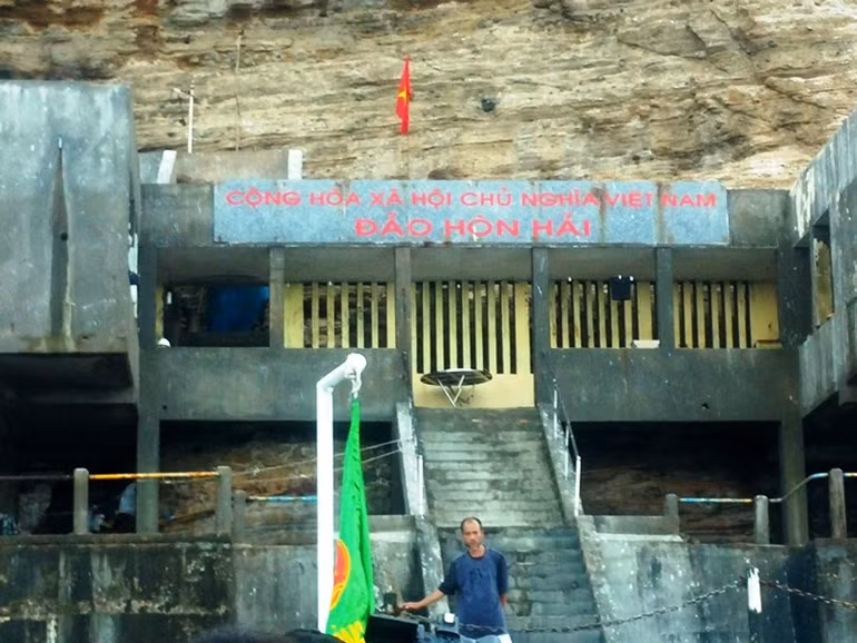 Hai nhân viên Trạm Hải đăng Hòn Hải bị sóng cuốn mất tích -0