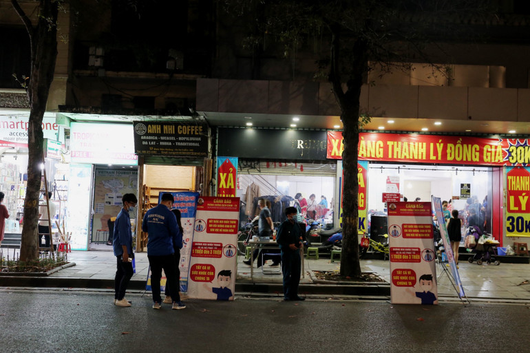 Phố đi bộ hồ Gươm vắng vẻ ngày đầu hoạt động trở lại -0