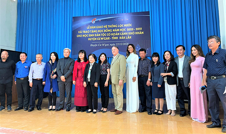 Trao tặng 225 suất học bổng cho học sinh dân tộc thiểu số ở Đắk Lắk -0
