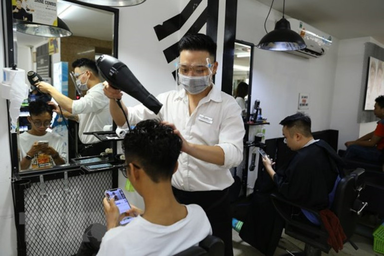 Hà Nội: Dịch vụ cắt tóc, gội đầu hút khách ngày đầu mở cửa lại -0