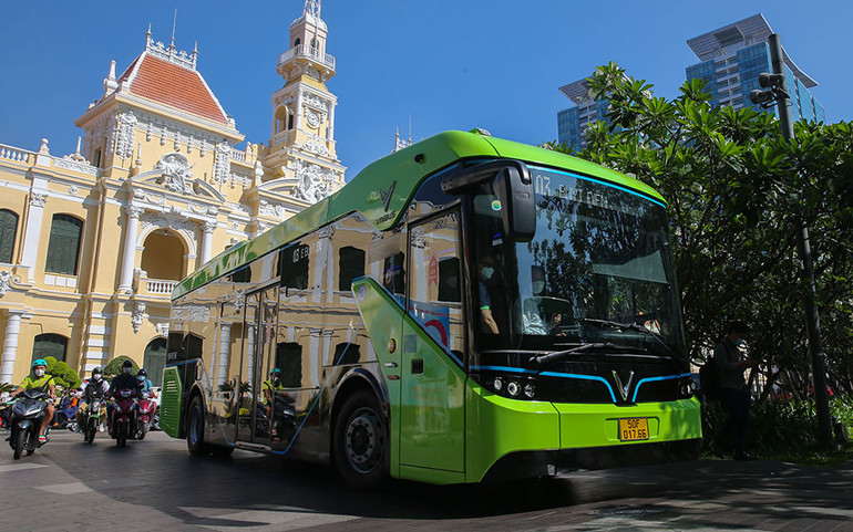 Xe buýt điện chạy trên các tuyến đường của lộ trình. Xe buýt điện đầu tiên của TP Hồ Chí Minh lăn bánh -0