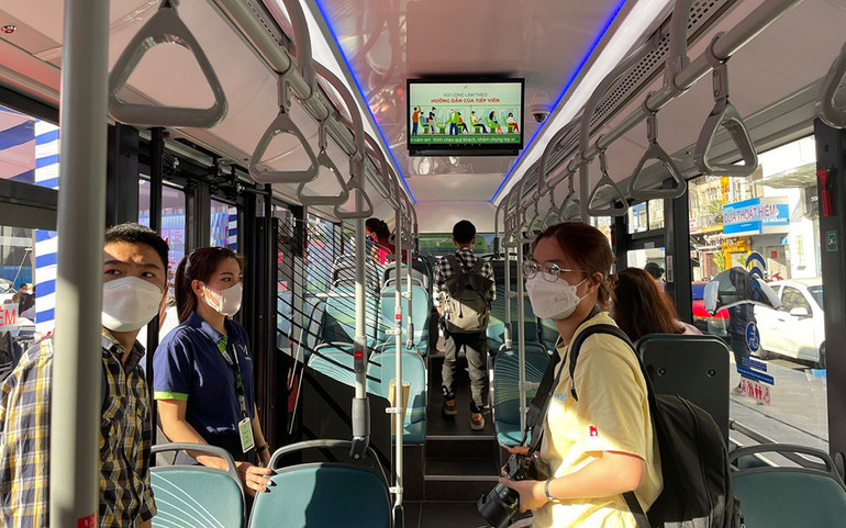Xe buýt điện được thiết kế tiện nghi, hiện đại, thân thiện với hành khách. Xe buýt điện đầu tiên của TP Hồ Chí Minh lăn bánh -0