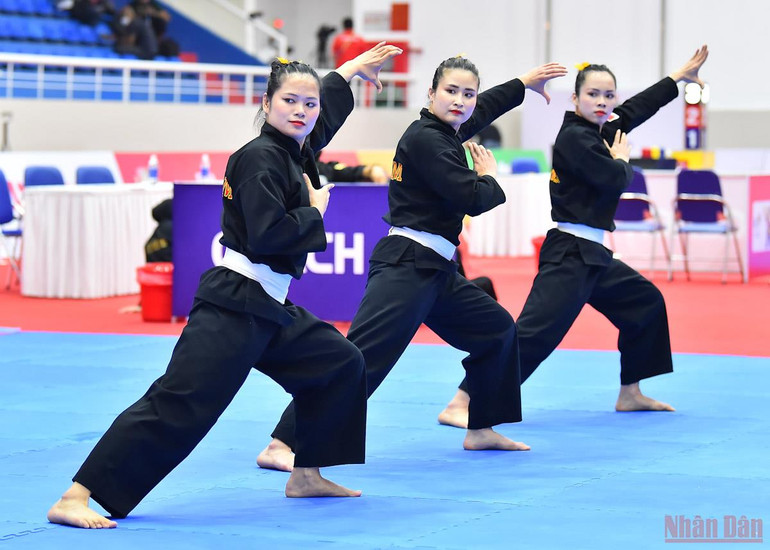 3 vận động viên tham dự nội dung biểu diễn quyền đồng đội nữ Regu là Nguyễn Thị Thu Hà, Nguyễn Thị Huyền và Vương Thị Bình. Bài biểu diễn mang về tấm huy chương Vàng đầu tiên cho Pencak Silat Việt Nam tại SEA Games 31 -1