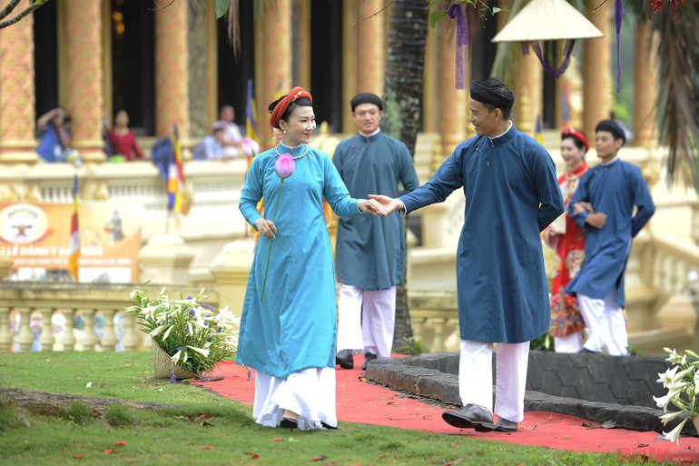 Dầm mưa xem trình diễn áo dài truyền thống xứ Huế -0