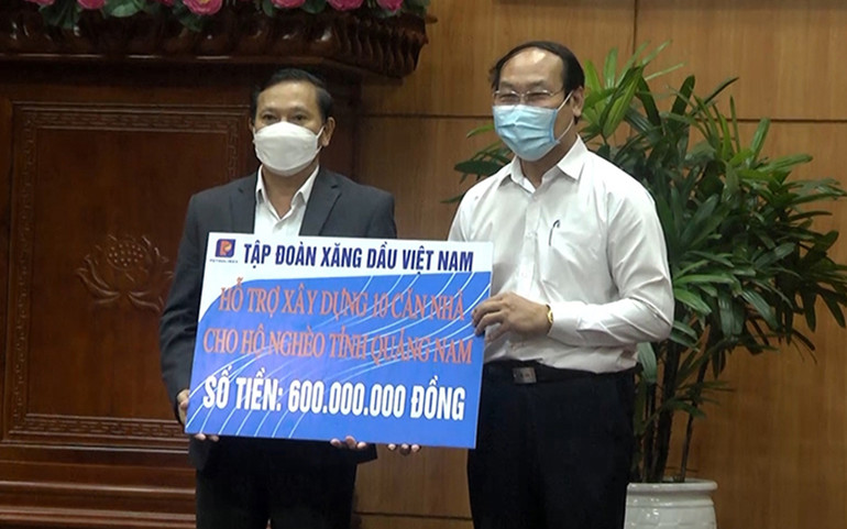Đại diện Tập đoàn xăng dầu Việt Nam trao hỗ trợ cho tỉnh Quảng Nam. Hội thảo khoa học “Thực hiện thí điểm các mô hình tổ chức mới và kiêm nhiệm chức danh-Thực trạng và kinh nghiệm” -0
