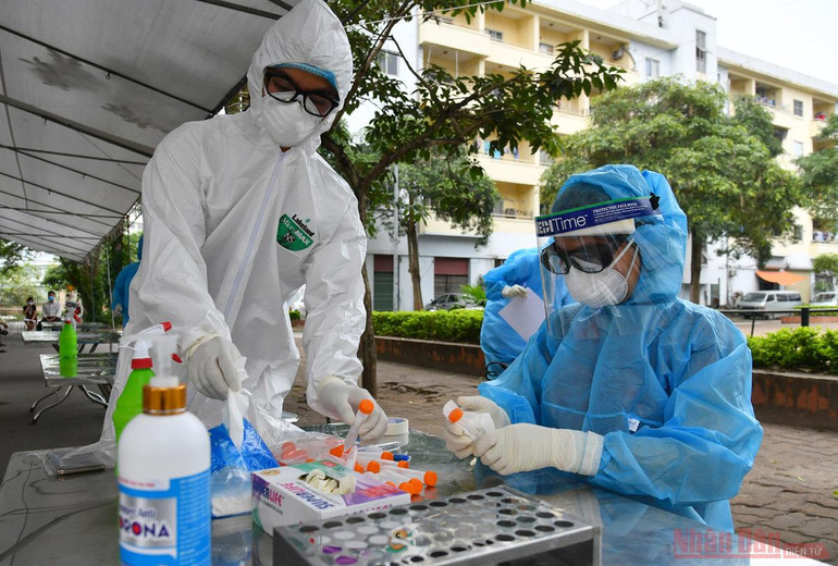 Xét nghiệm Covid-19 cho người dân xã Kim Chung -3