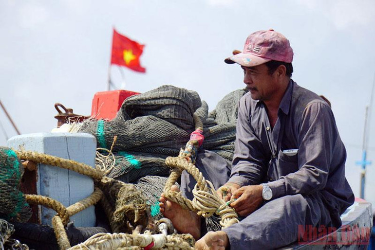 Hàng trăm tàu cá ngư dân miền trung tất bật vươn khơi -0