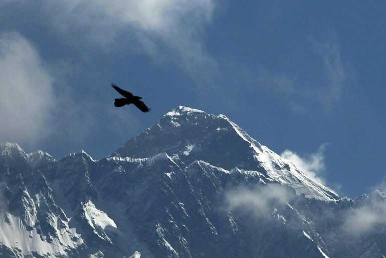 Đỉnh núi Everest cao nhất thế giới đã có số đo thống nhất về độ cao sau nhiều năm tranh cãi. Ảnh Tân Hoa Xã. Đỉnh Everest cao hơn so với các lần đo trước đây -0