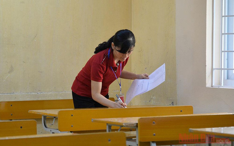 Trước mỗi buổi thi, cán bộ coi thi sẽ ghi số báo danh của từng thí sinh lên vị trí ngồi trong phòng. 3-1595064676517.jpg