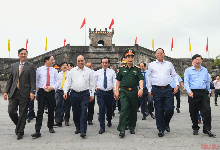Chủ tịch nước Nguyễn Xuân Phúc cùng các đại biểu đến tham quan Di tích quốc gia đặc biệt Thành cổ Quảng Trị. (Ảnh: THÀNH ĐẠT) Chủ tịch nước Nguyễn Xuân Phúc dâng hương Thành cổ Quảng Trị và Khu lưu niệm Tổng Bí thư Lê Duẩn -0