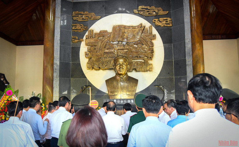 Đoàn công tác dâng hương trước anh linh của Tổng Bí thư Lê Duẩn. (Ảnh: THÀNH ĐẠT) Chủ tịch nước Nguyễn Xuân Phúc dâng hương Thành cổ Quảng Trị và Khu lưu niệm Tổng Bí thư Lê Duẩn -0