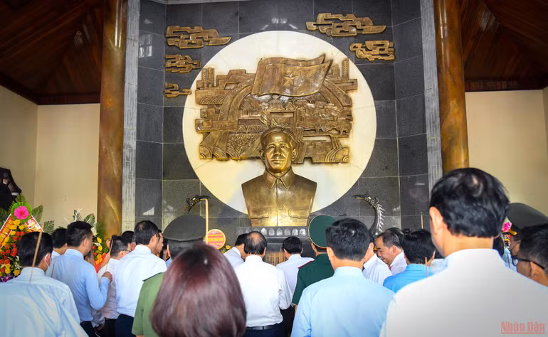 Chủ tịch nước Nguyễn Xuân Phúc dâng hương Thành cổ Quảng Trị và Khu lưu niệm Tổng Bí thư Lê Duẩn -0