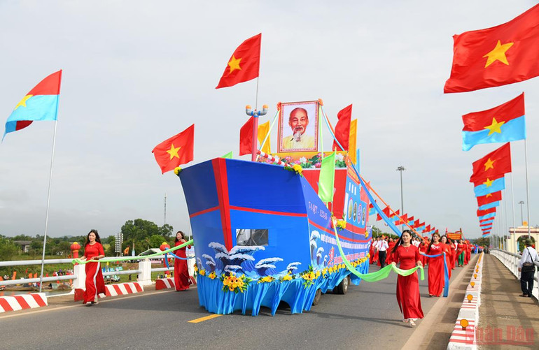 Chủ tịch nước Nguyễn Xuân Phúc dự Lễ thượng cờ thống nhất non sông -0