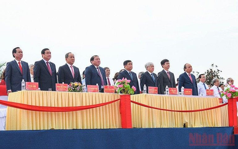 Lãnh đạo Đảng, Nhà nước dự Lễ thượng cờ. (Ảnh: THÀNH ĐẠT) Chủ tịch nước Nguyễn Xuân Phúc dự Lễ thượng cờ thống nhất non sông -0