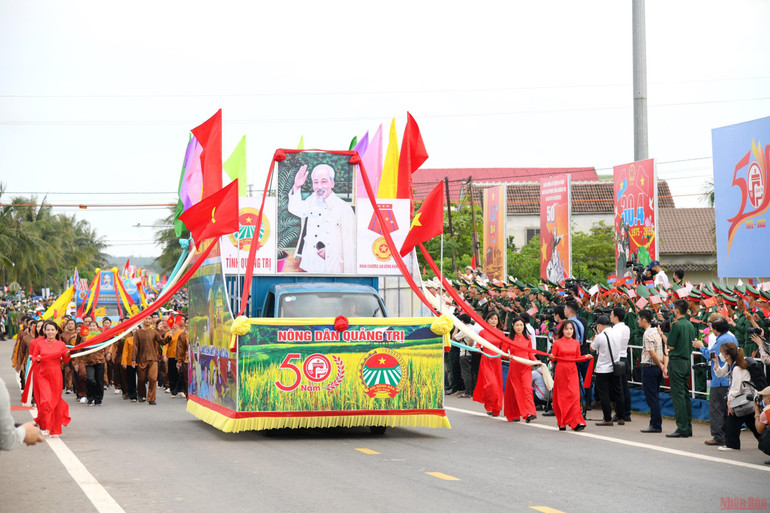 Chủ tịch nước Nguyễn Xuân Phúc dự Lễ thượng cờ thống nhất non sông -0