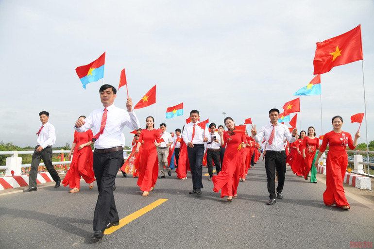 (Ảnh: THÀNH ĐẠT) Chủ tịch nước Nguyễn Xuân Phúc dự Lễ thượng cờ thống nhất non sông -0
