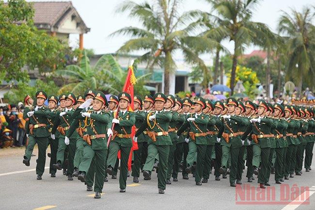 (Ảnh: THÀNH ĐẠT) Chủ tịch nước Nguyễn Xuân Phúc dự Lễ thượng cờ thống nhất non sông -0