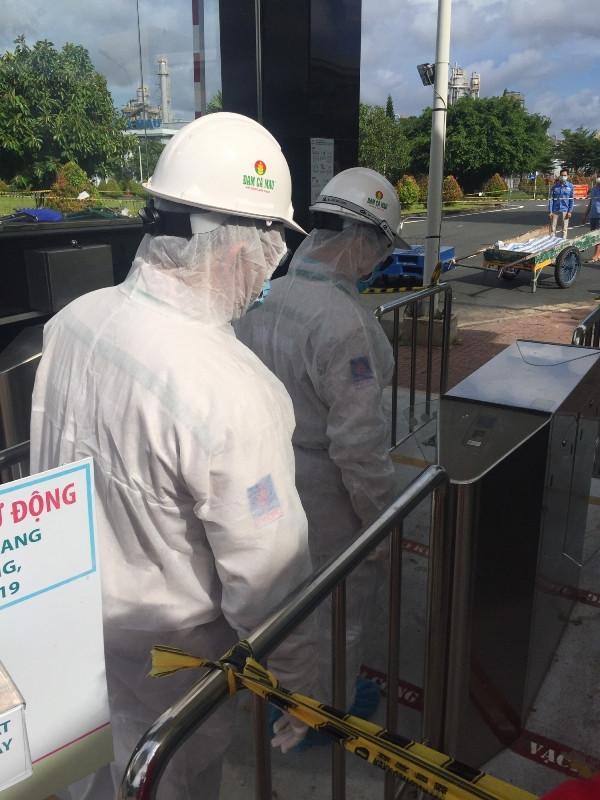 Người ra vào Nhà máy Đạm Cà Mau được kiểm soát chặt chẽ.