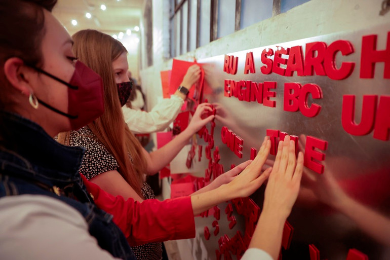 Emily Kimpel và Lindsay Aldousin xếp chữ thành thông điệp tình yêu tại Bảo tàng pop-up Valentine. Mỹ: Bảo tàng pop-up lan tỏa tình yêu ngày Valentine -0