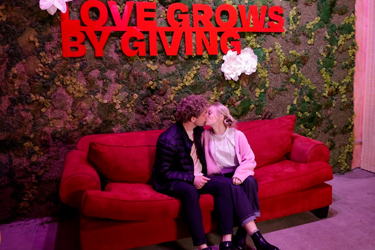 Các cặp đôi thể hiện tình yêu tại Bảo tàng pop-up Valentine. Mỹ: Bảo tàng pop-up lan tỏa tình yêu ngày Valentine -0