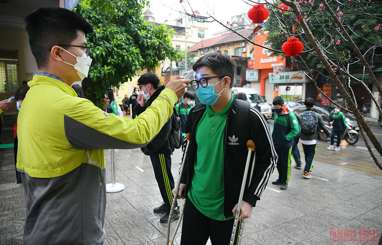  Học sinh từ khối lớp 7 tới 12 của thành phố Hà Nội chính thức trở lại trường học trực tiếp -0