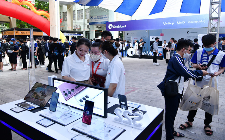 Nhiều hoạt động kết nối thiết thực, hấp dẫn tại Ngày hội việc làm Công nghệ - UET Jobfair 2022 -0