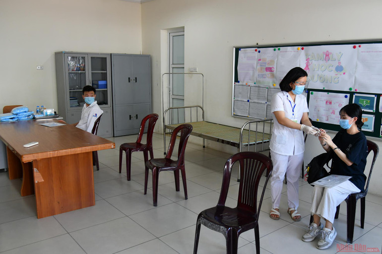 Các kíp y tế được bố trí ứng trực để kịp thời cấp cứu, xử lý trường hợp phát sinh xảy ra kịp thời. (Trong ảnh: Nhân viên y tế kiểm tra sức khỏe những thí sinh có nhiệt độ thân nhiệt cao tại phòng cách ly). Học sinh Hà Nội sẵn sàng cho Kỳ thi tốt nghiệp THPT năm 2021 -0