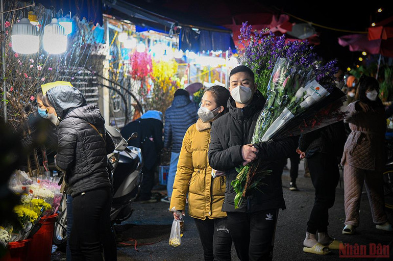 Tấp nập không khí người dân chen chân đi chợ hoa đêm lớn nhất Hà Nội ngày cận Tết -0