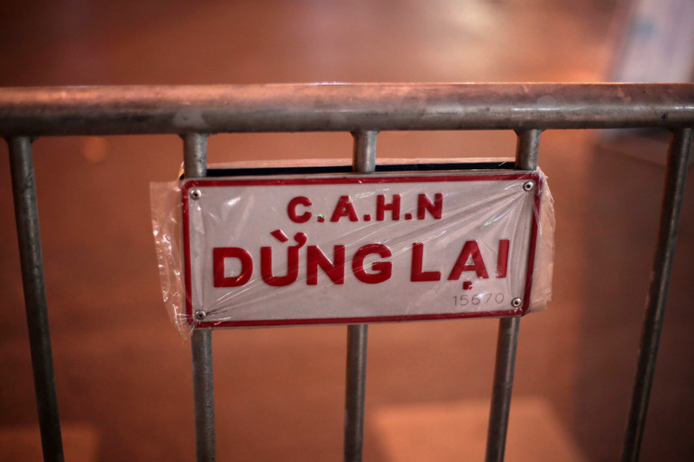 Phố đi bộ hồ Gươm vắng vẻ ngày đầu hoạt động trở lại -0