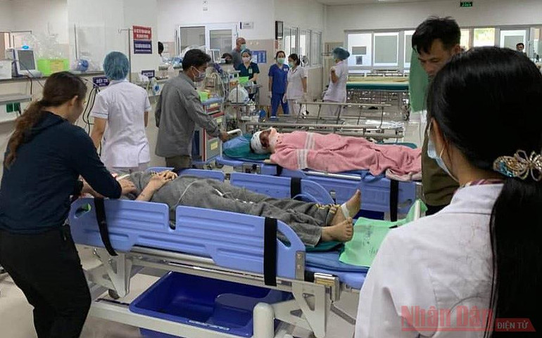 Cập nhật: Lật xe khách ở Quảng Bình, ít nhất 13 người tử vong -0