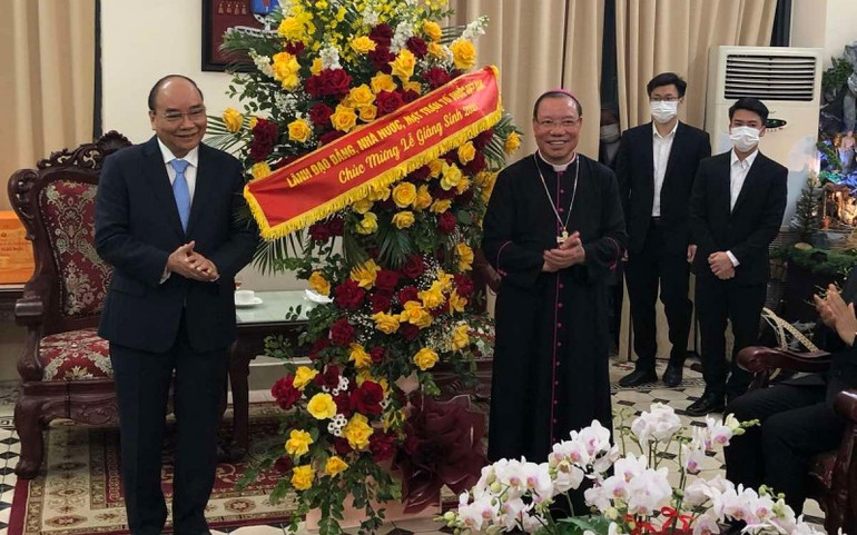 Chủ tịch nước Nguyễn Xuân Phúc chúc mừng Tòa Tổng Giám mục Hà Nội nhân dịp Giáng sinh 2021. Chủ tịch nước Nguyễn Xuân Phúc chúc mừng Giáng sinh 2021 Tòa Tổng Giám mục Hà Nội và Ủy ban Đoàn kết Công giáo Việt Nam -0