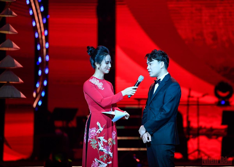 Chủ tịch nước Nguyễn Xuân Phúc dự chương trình Xuân Quê hương 2022 -8