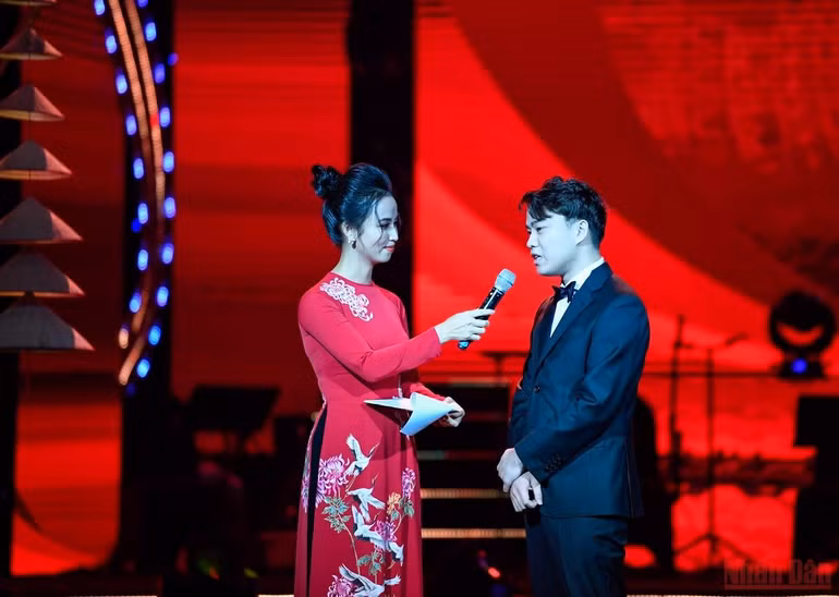 Chủ tịch nước Nguyễn Xuân Phúc dự chương trình Xuân Quê hương 2022 -8